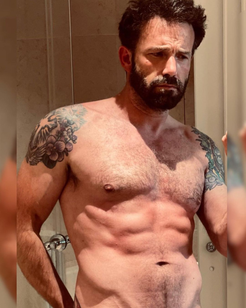 Ben Affleck, luciendo abdominales.