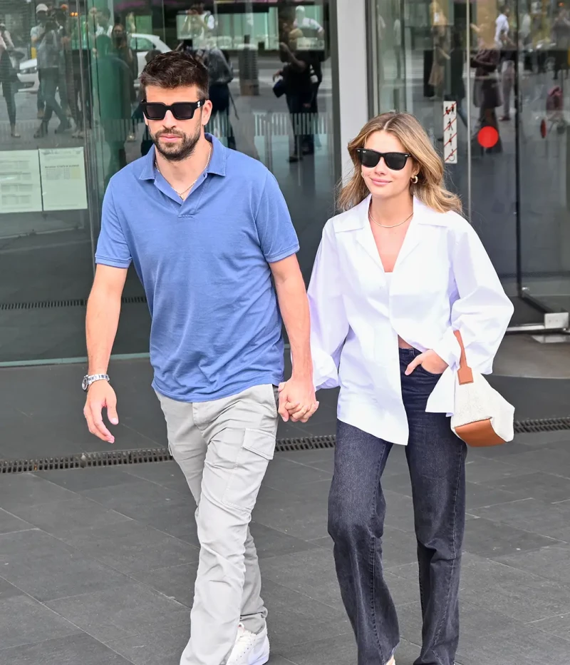 Gerard Piqué paseando cogido de la mano de Clara Chía.