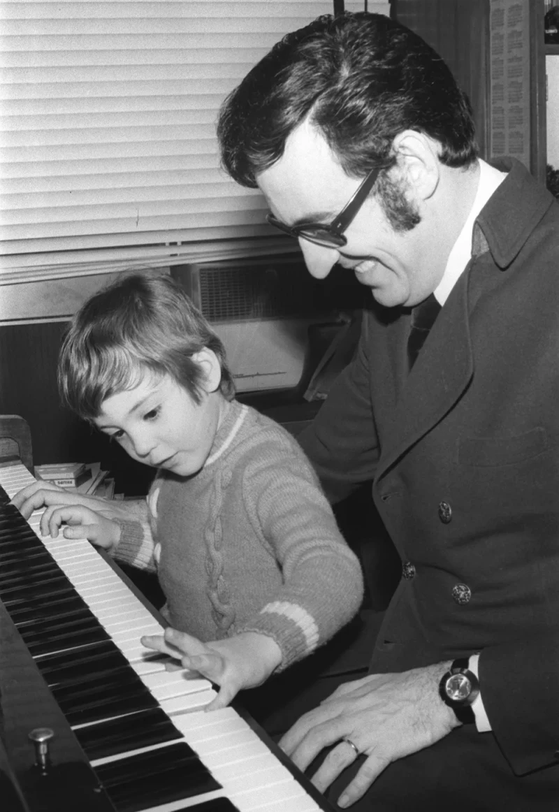 Augusto Algueró, con su padre, tocando el piano.
