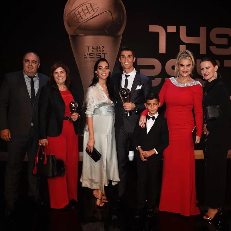 Dolores Aveiro y Georgina acompañaron a Cristiano a los premios The Best 2017.