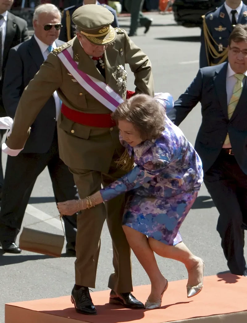 El rey emérito Juan Carlos I evitando una caída de la reina Sofía.