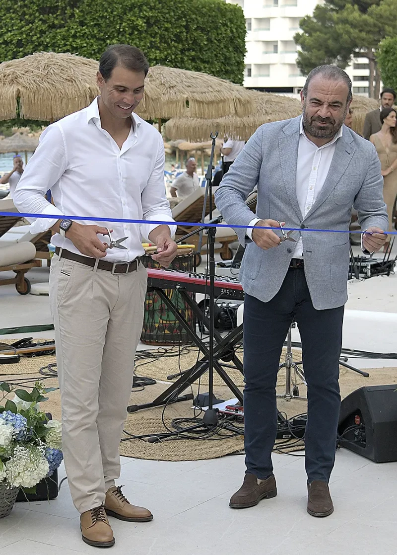 Rafa Nadal inaugurando su nuevo hotel.