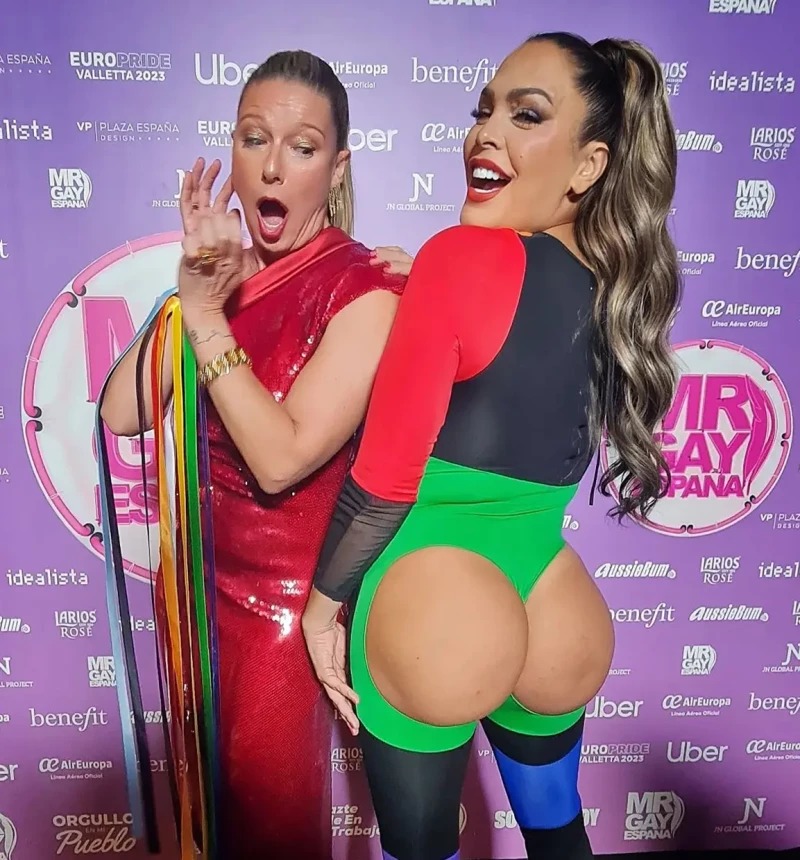 Anne Igartiburu y Amor Romeira enseñando el culo en el photocall de la final de Mr Gay España.