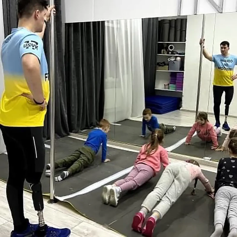 Niños ucranianos en clase de educación física.