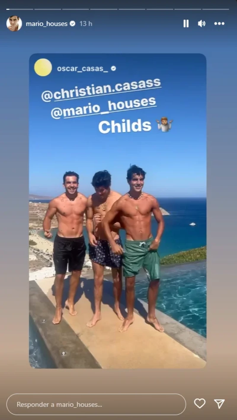 Mario Casas y sus hermanos, Óscar y Christian (Instagram)