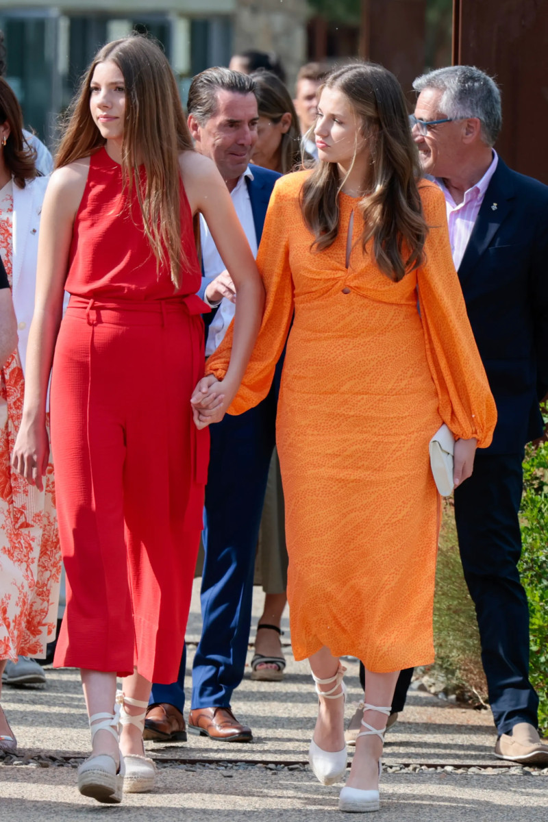 La infanta Sofía y la princesa Leonor paseando juntas.