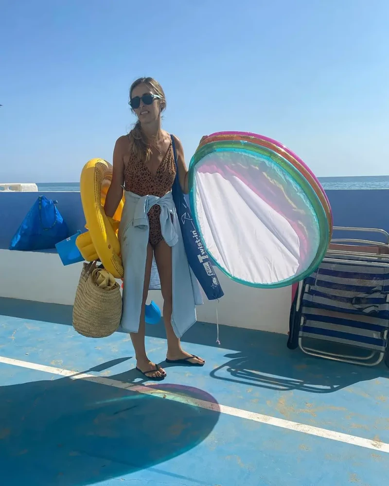 María Amores en bañador cargando con flotadores.