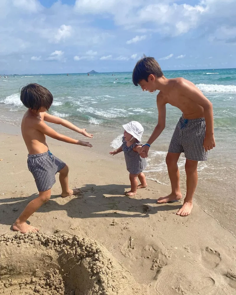 Los hijos de Ion Aramendi jugando en la playa.