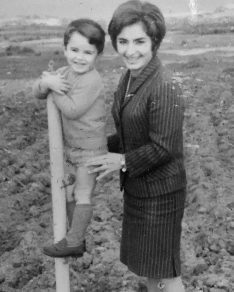 Jesús Vázquez de niño jugando con su madre.