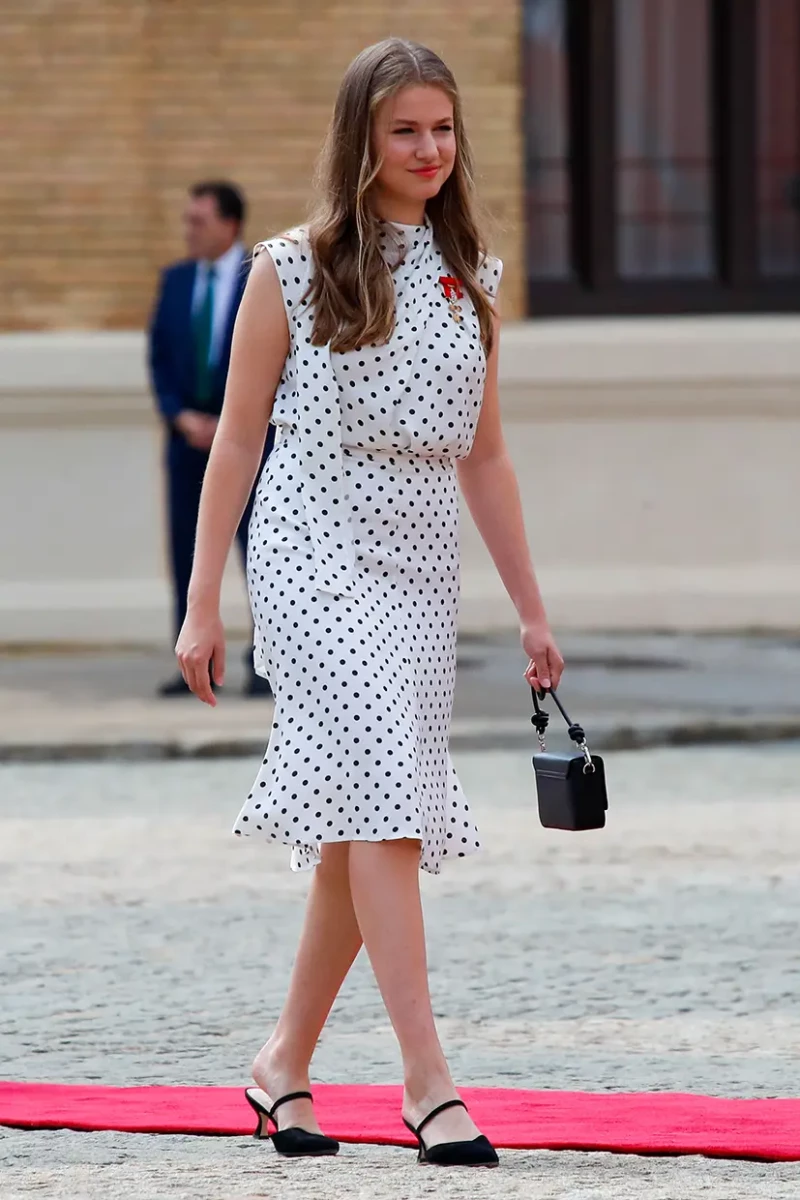 Princesa Leonor vistiendo un vestido de topos