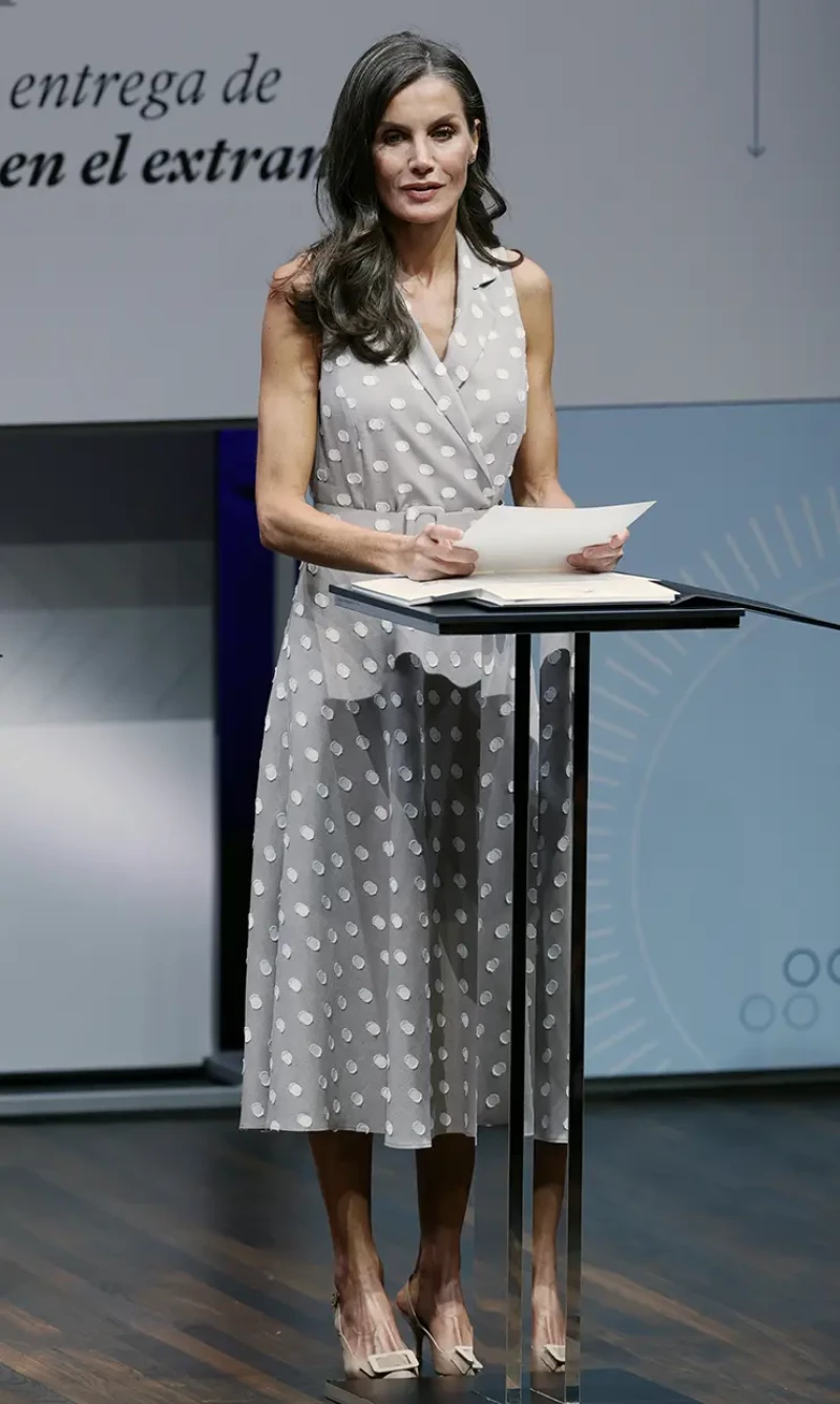 Letizia vistiendo un vestido de topos