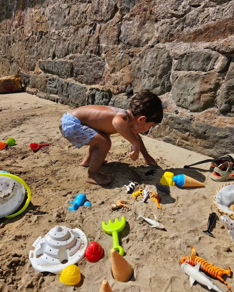 Hijo de Paula Echevarría jugando en la playa.