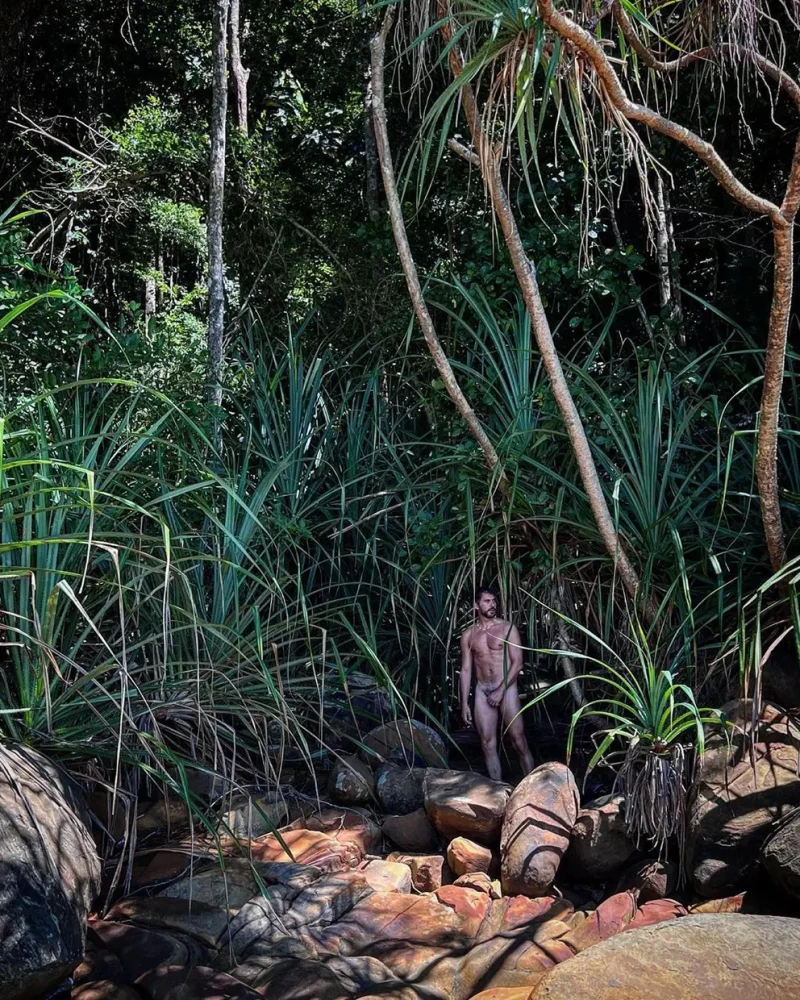 Paco León desnudo en la selva.