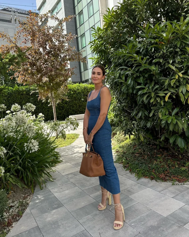 Vicky Martín Berrocal con el vestido de su hija.