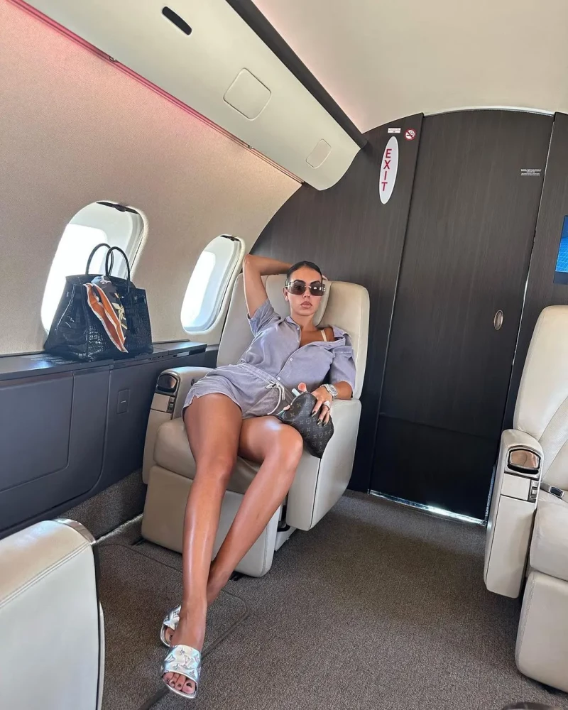 Georgina a bordo de su jet con un look de 40.000 euros