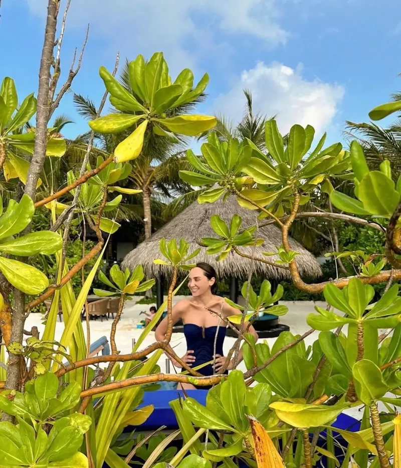 Tamara Falcó en una playa tropical.