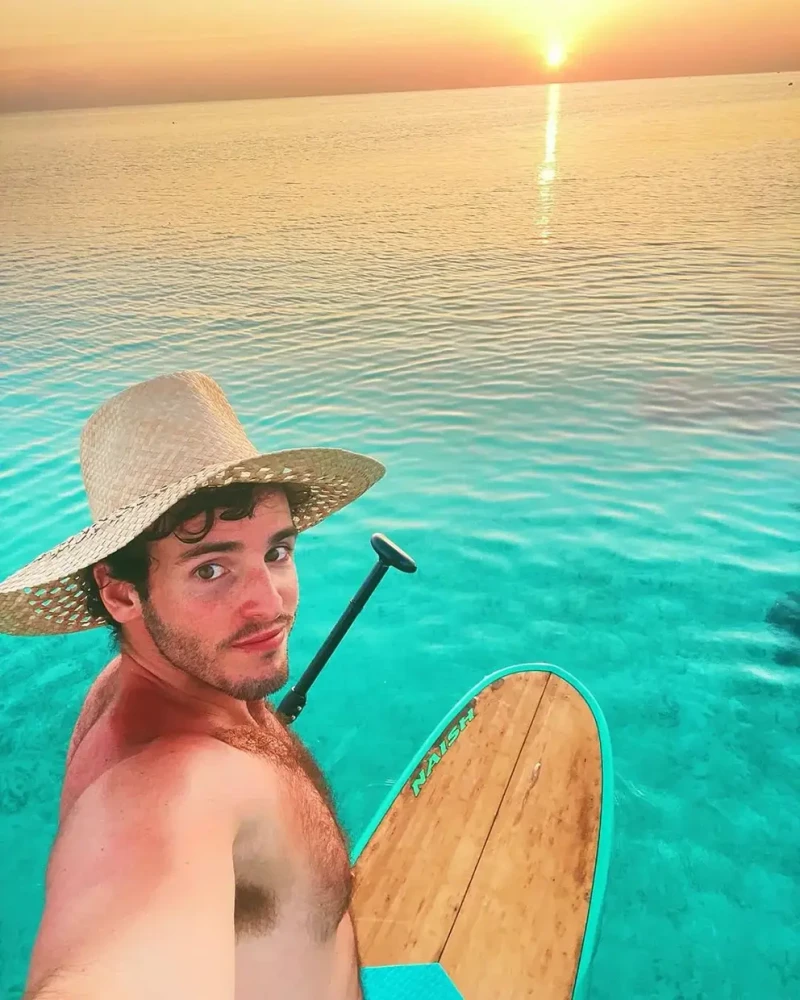 Íñigo Onieva practicando "paddle surf".