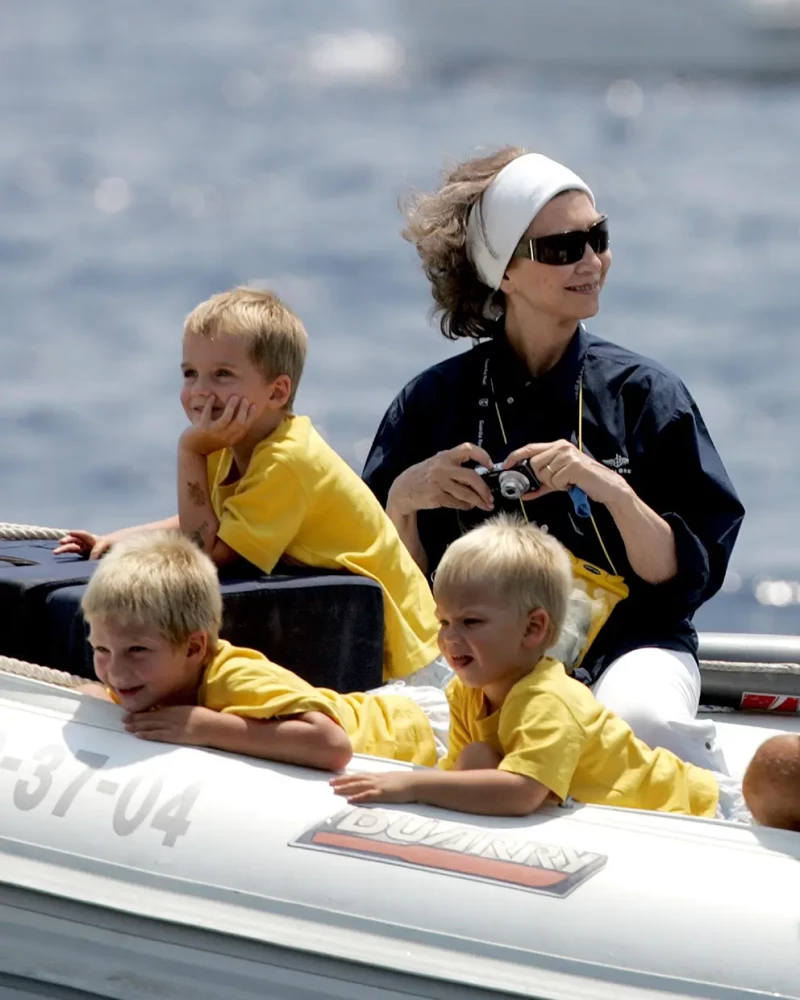 La Reina Soífa con sus nietos en 2005