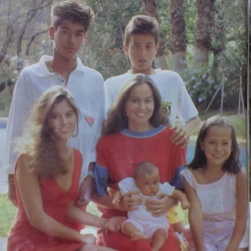 Isabel Preysler junto a sus cinco hijos, cuando Ana era un bebé y Tamara apenas una niña.