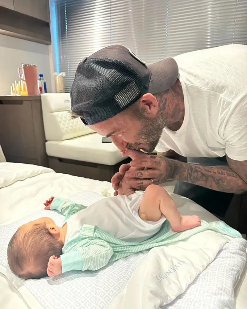 David Beckham con el bebé de Marc Anthony.