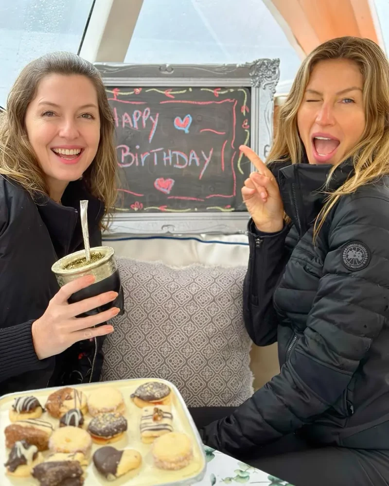 Gisele con su hermana celebrando su cumpleaños.