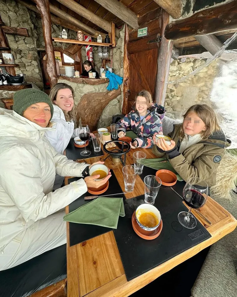 Gisele Bundchen con sus hijas.