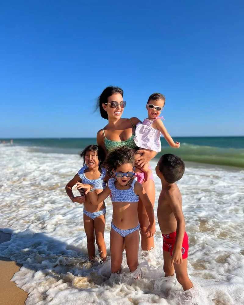 Georgina e hijos en la playa