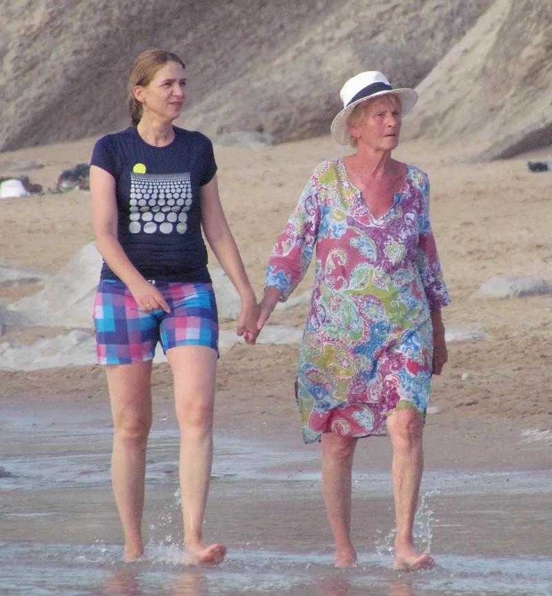 La infanta Cristina paseando con su suegra por la playa.