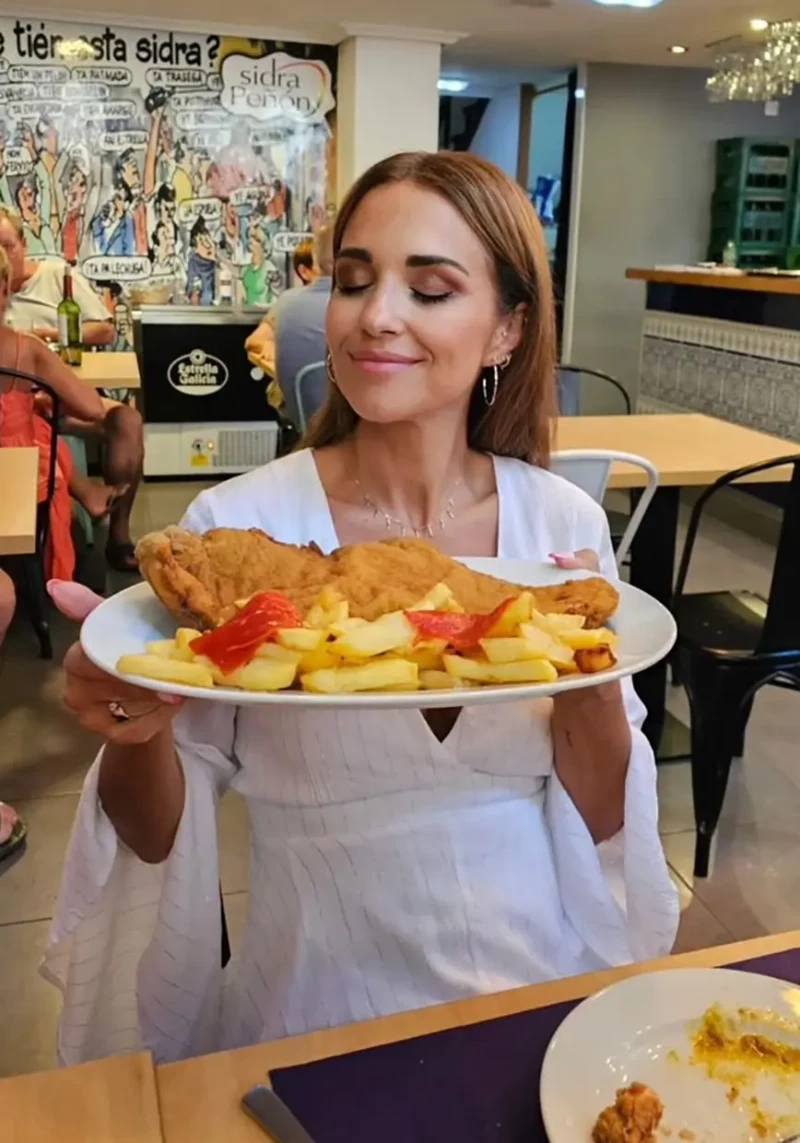 Paula Echevarría comiendose un cachopo.