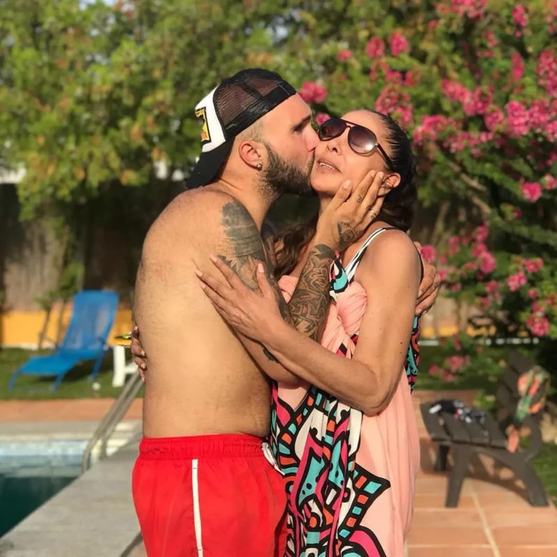 Kiko Rivera besando a su madre Isabel Pantoja.
