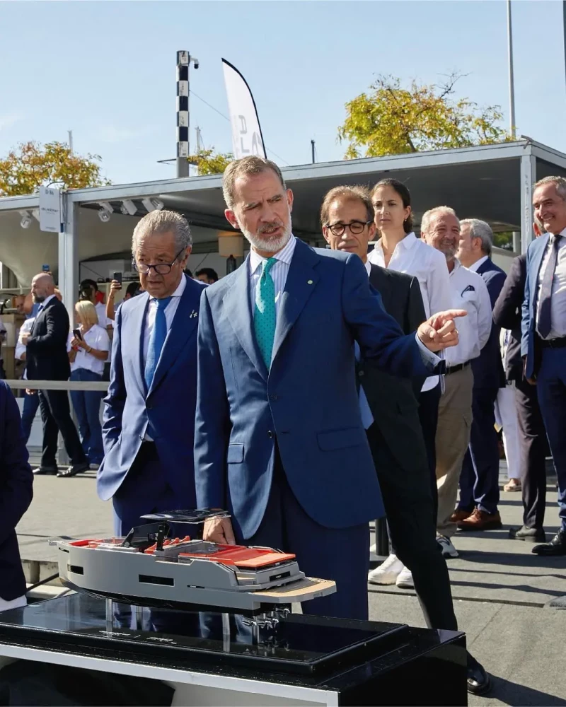 En octubre Felipe VI posó con la maqueta del yate que ha alquilado.