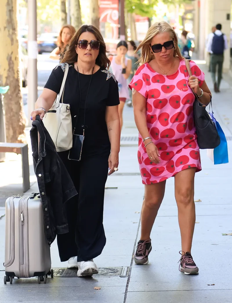 Belén Esteban paseando con una amiga.