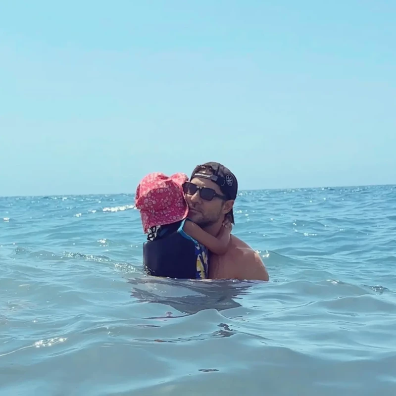 David Bisbal bañándose con su hija en el mar.