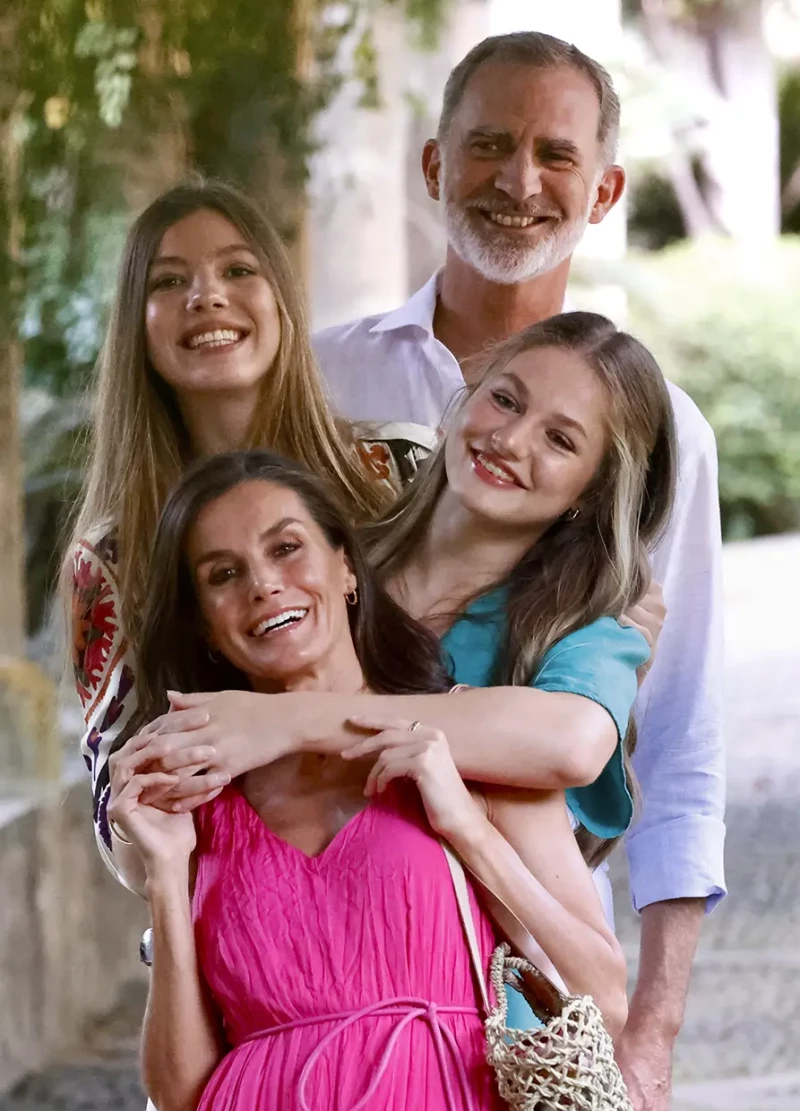 Los reyes posando divertidos con sus hijas.