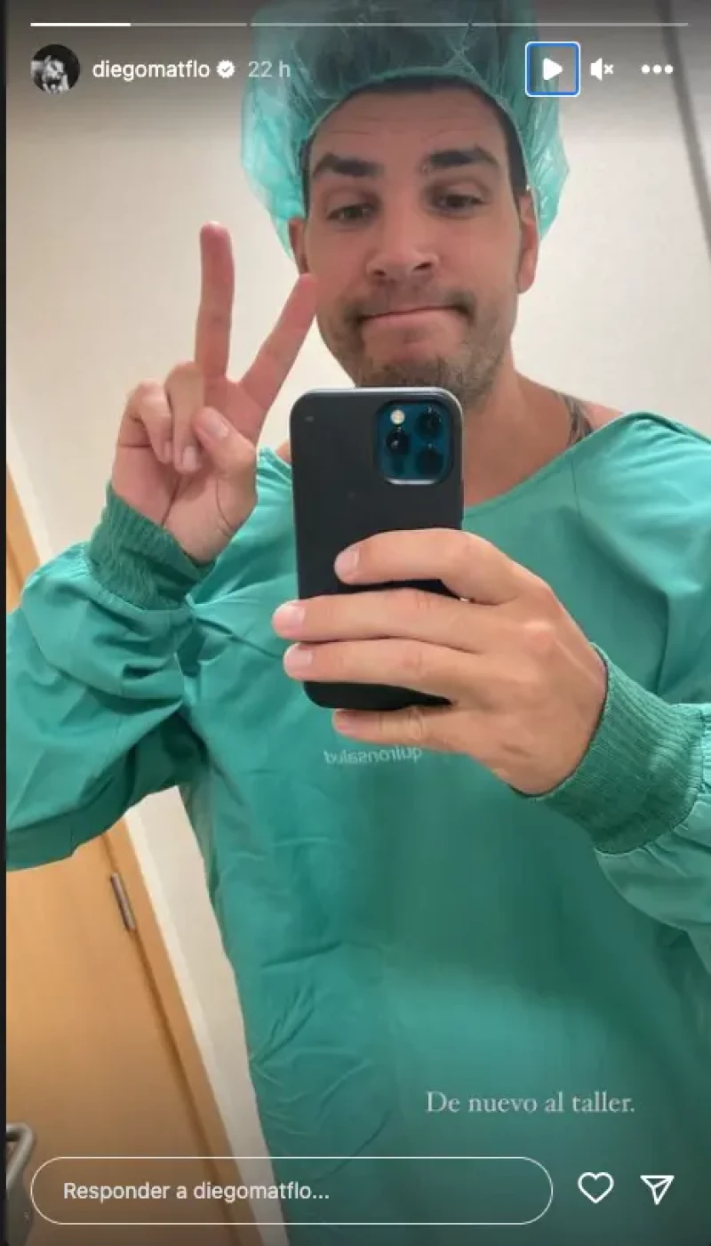 Diego Matamoros con un camisón verde y gorro de hospital