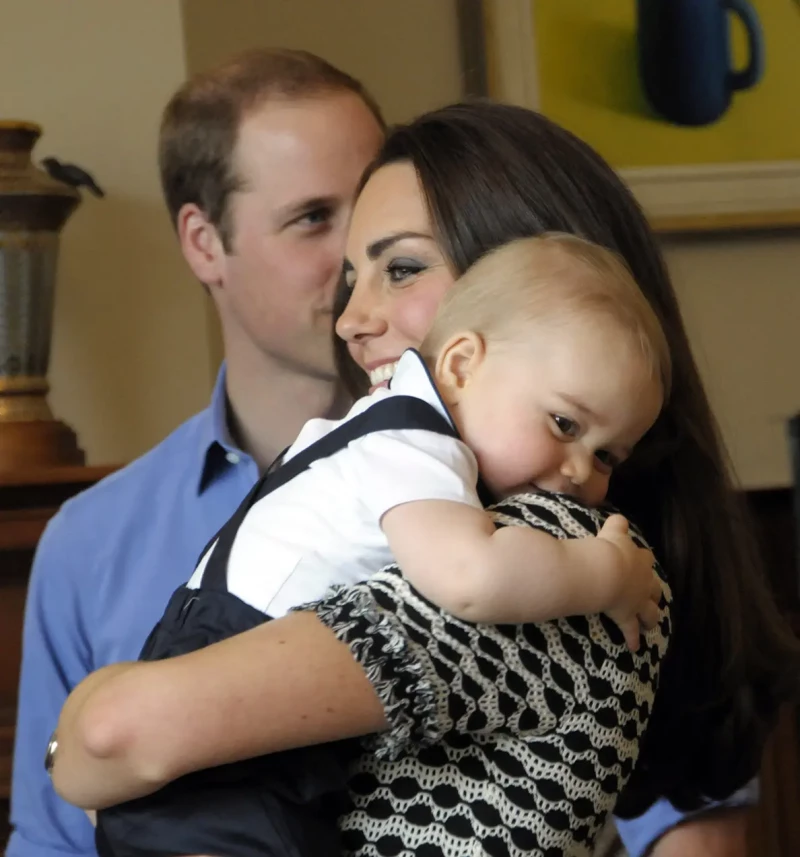 George de Inglaterra abrazado a su madre Kate Middleton.