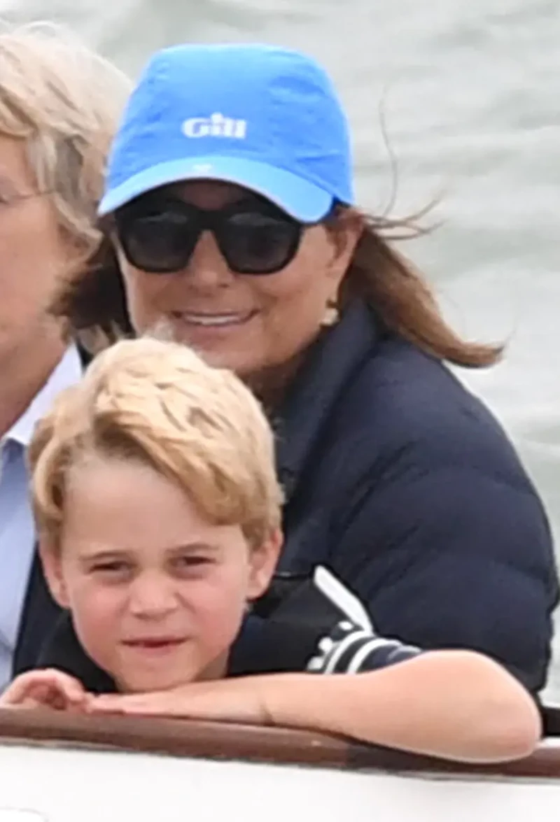 George de Inglaterra paseando en barca con su abuela materna.