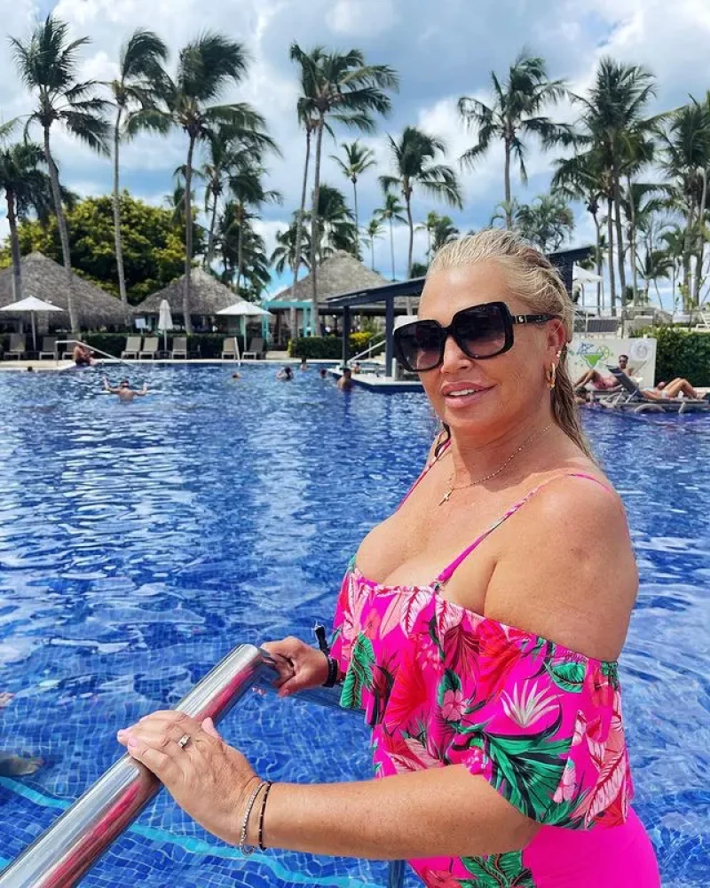 Belén Esteban en la piscina en República Dominicana