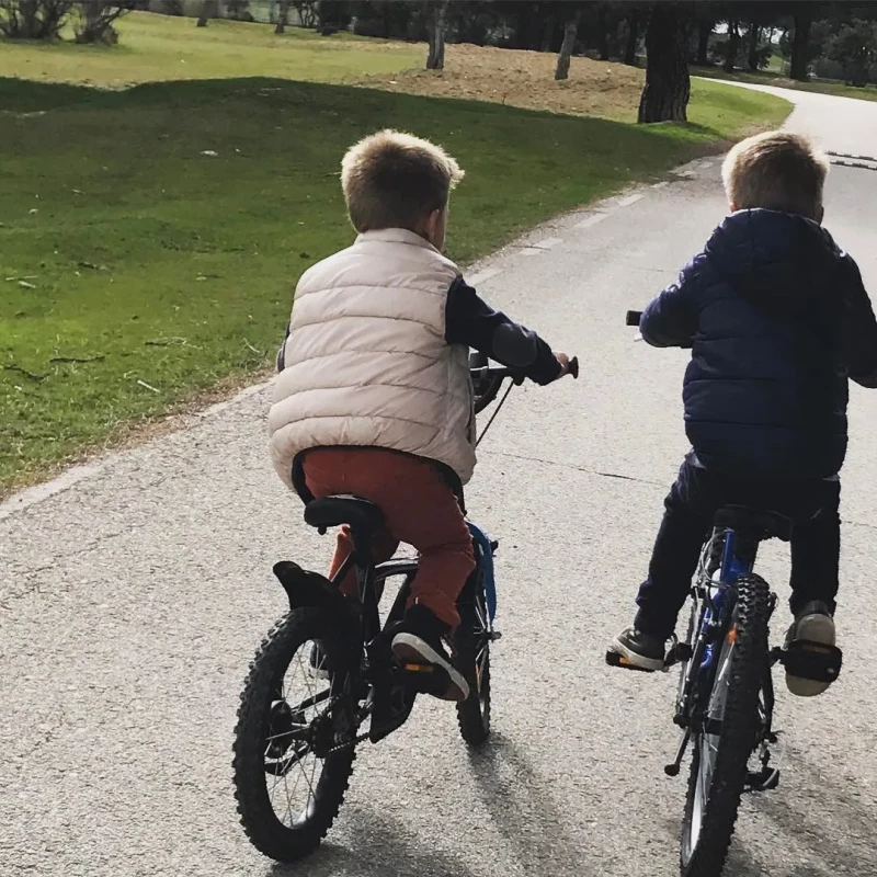 Yago y Gonzalo, los hijos de Sonsoles Ónega, en bicicleta.