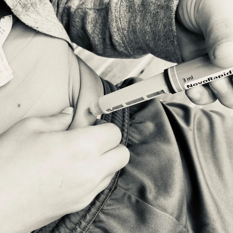 En el Día Mundial del Niño, Sonsoles compartió esta imagen de su hijo pinchándose insulina.