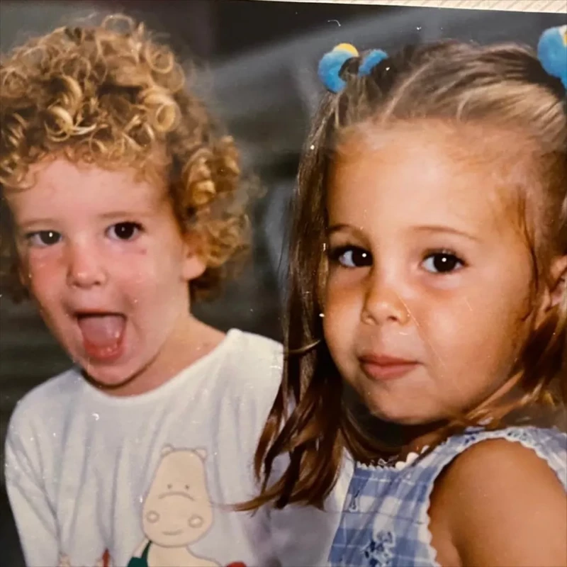 Aless Lequio y Celia García-Penichet, de pequeños.