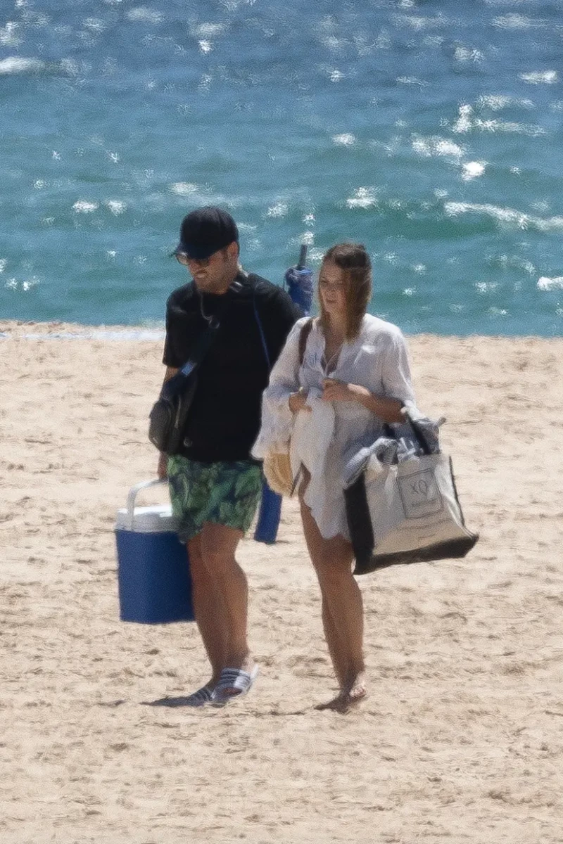 David Bustamante y su pareja en la playa