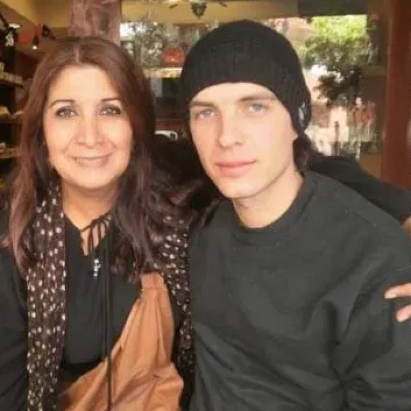 Lourdes Ornelas posa con su hijo, Camilo Blanes.