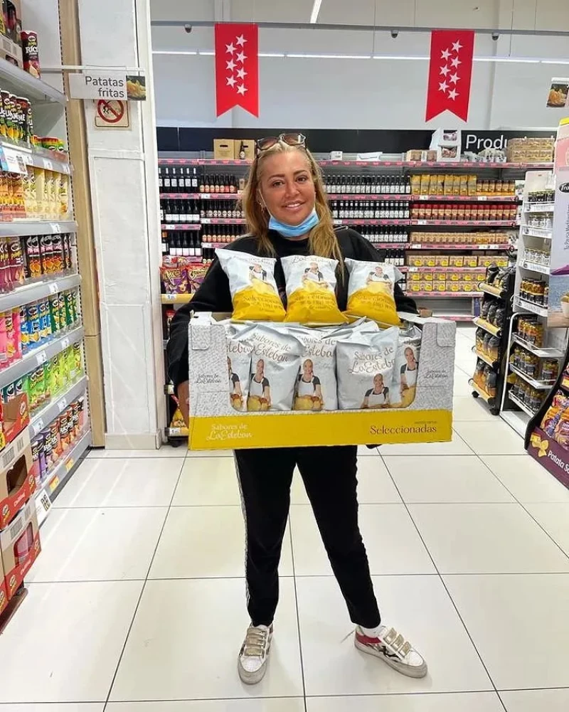 Belén Esteban posa con sus patatas fritas en un supermercado.