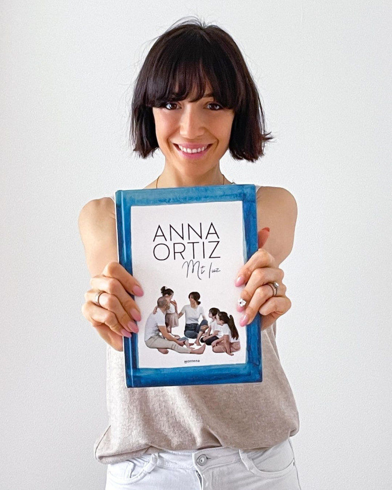 Anna Ortiz posa con su libro, 'Mi luz'.
