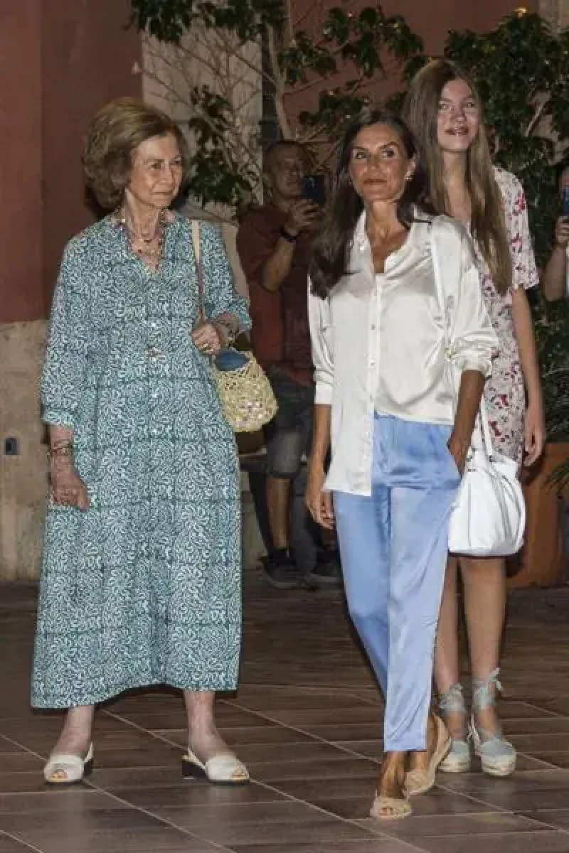 La reina Letizia con un look de camisa blanca y vaqueros