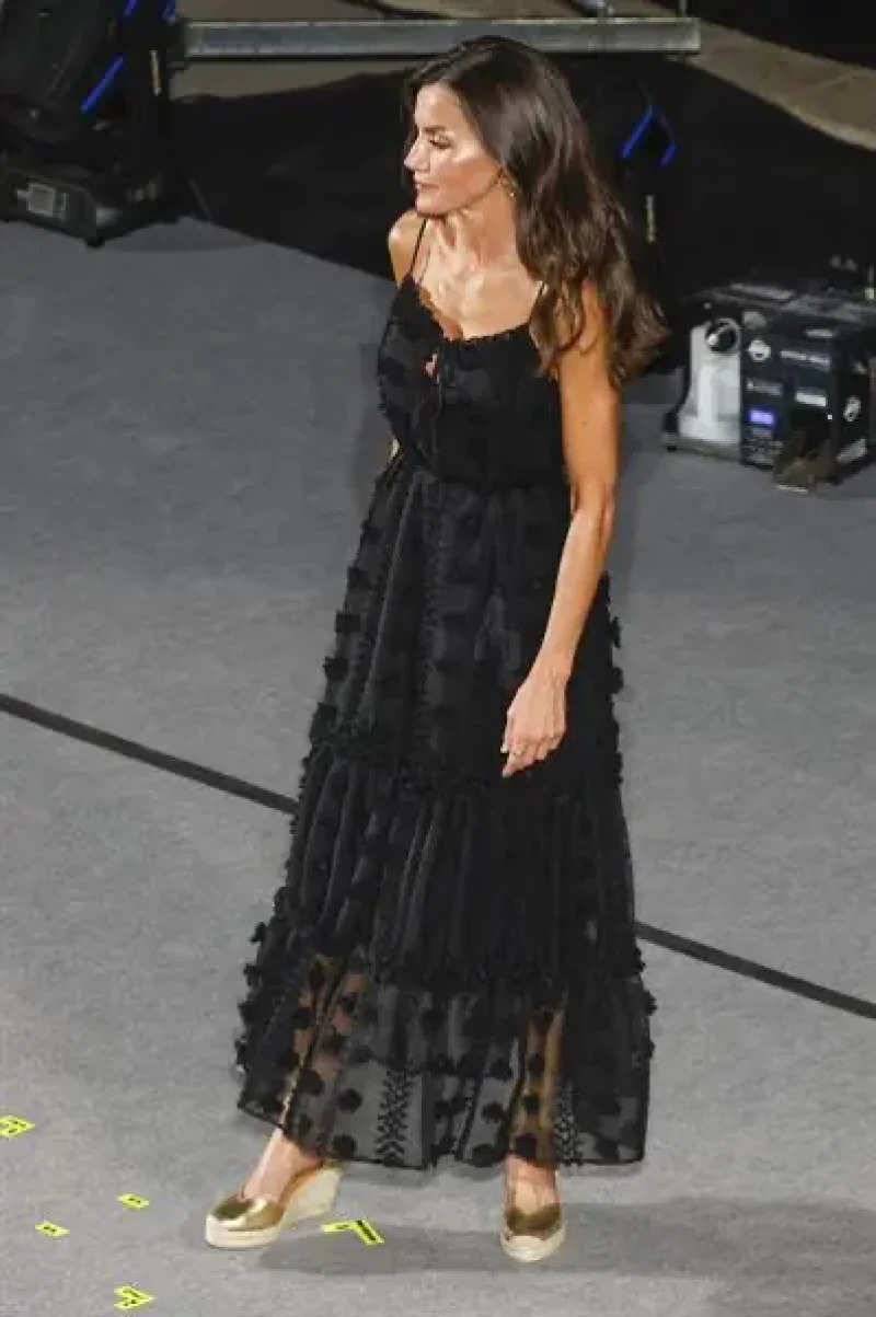 La reina Letizia con un vestido negro