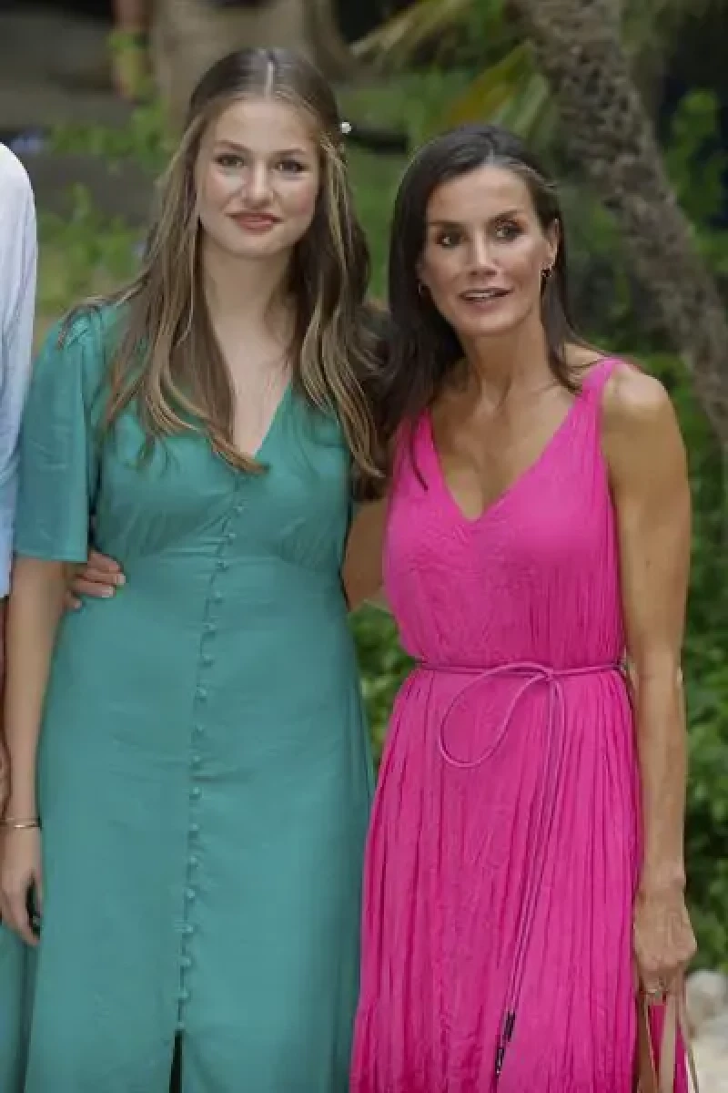 La reina Letizia con un vestido rosa