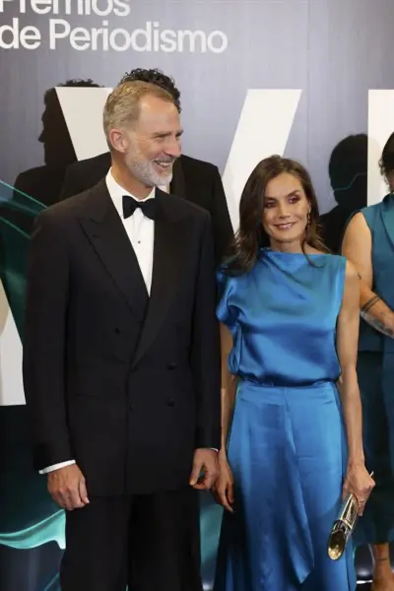 La reina Letizia con un vestido azul de raso