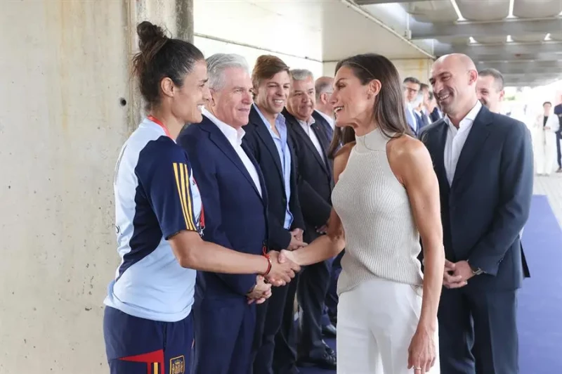 La reina Letizia con un total look blanco de camiseta de tirantes y pantalón